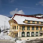 Gruener Baum Naturparkhotel & Schwarzwald-restaurant מלון
