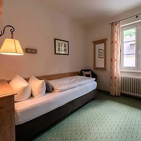 מלון Gruener Baum Naturparkhotel & Schwarzwald-restaurant 3*